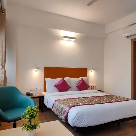 Kanak Beacon Hotel - Ashram Road Ahmedabad Extérieur photo