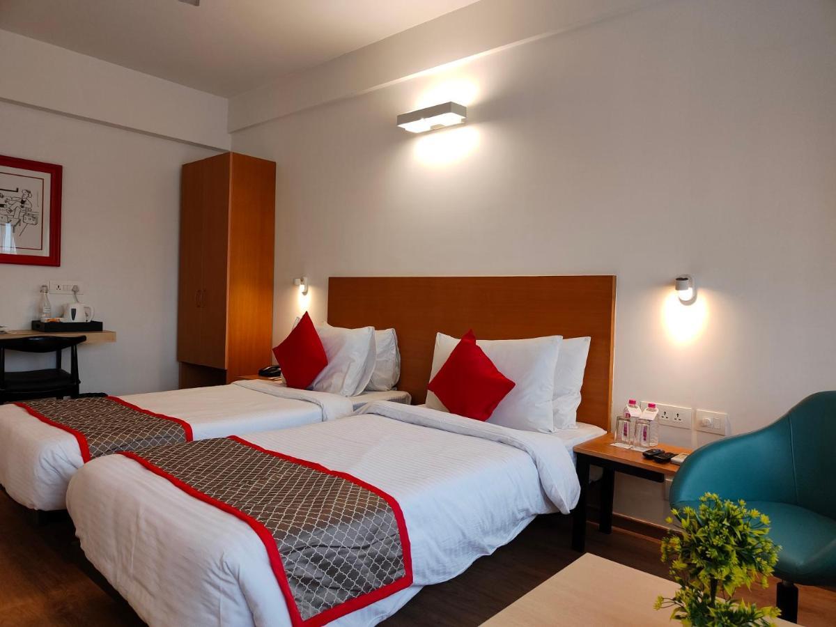 Kanak Beacon Hotel - Ashram Road Ahmedabad Extérieur photo