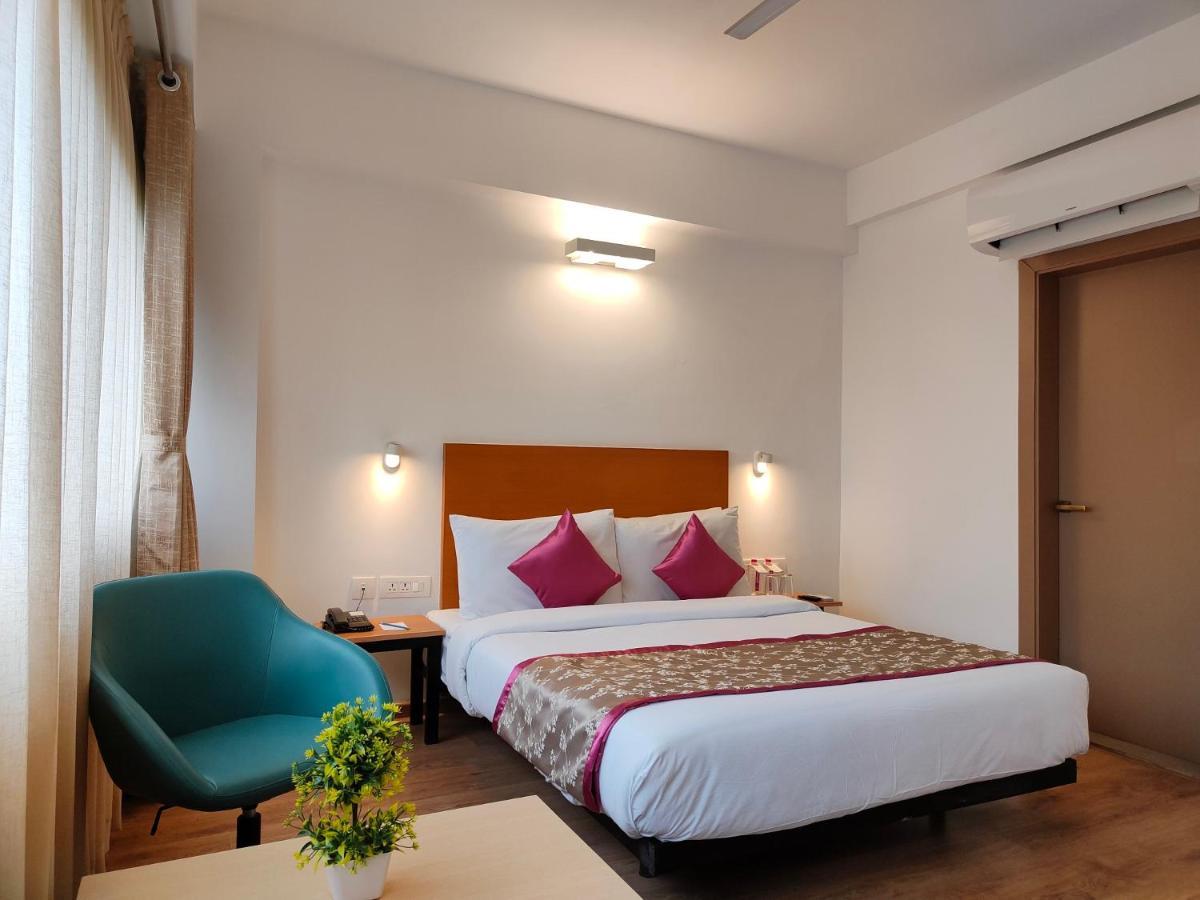 Kanak Beacon Hotel - Ashram Road Ahmedabad Extérieur photo