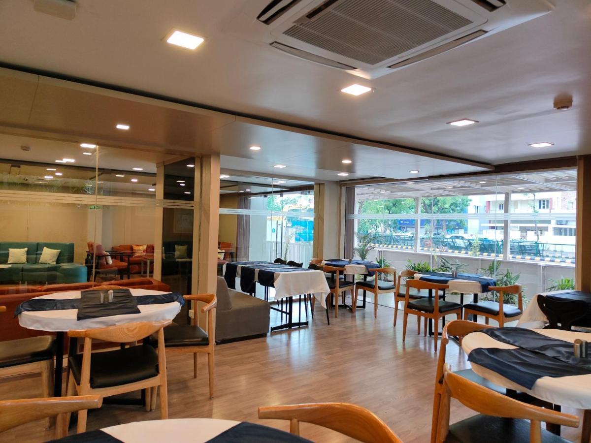 Kanak Beacon Hotel - Ashram Road Ahmedabad Extérieur photo